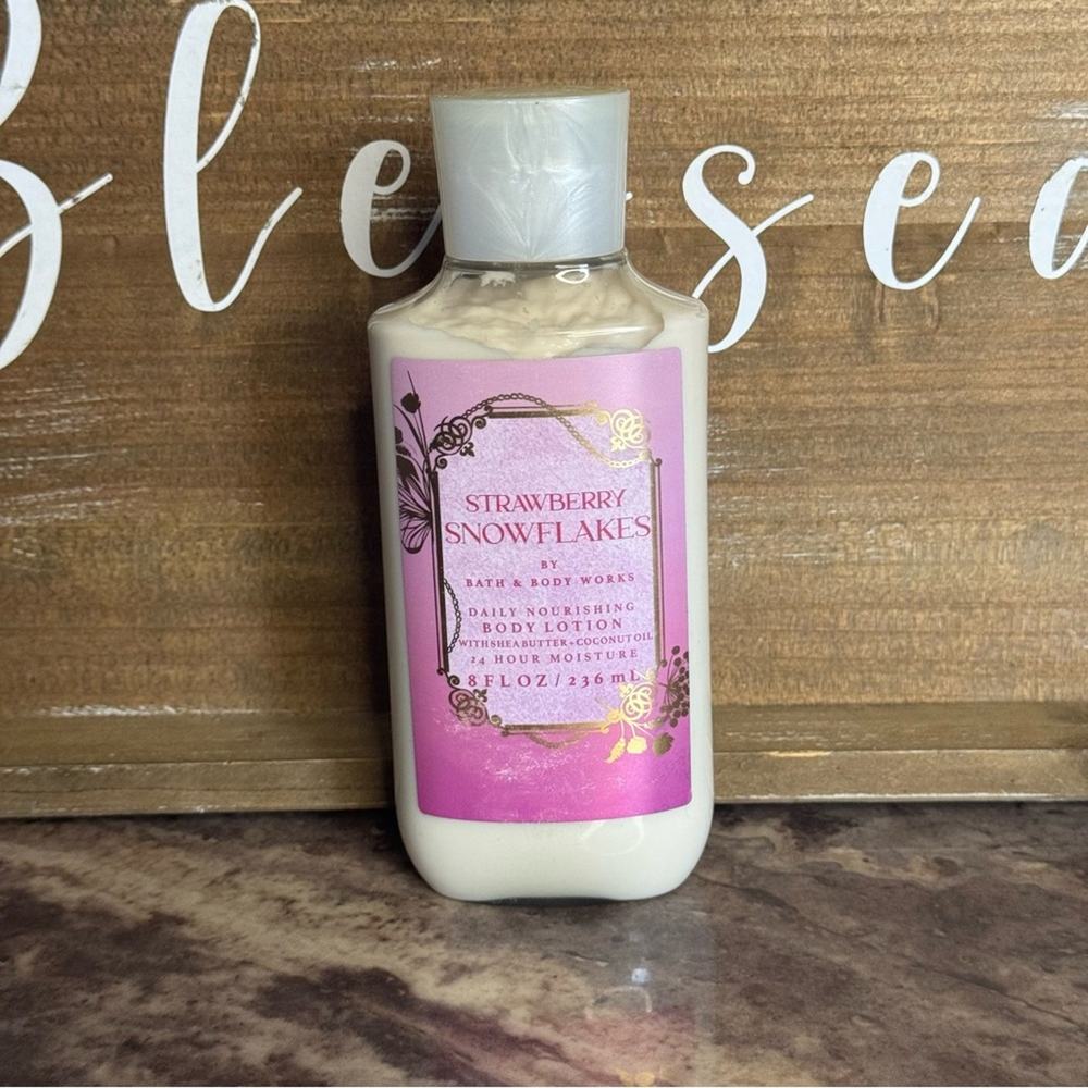 Bath & Body Works Strawberry Snowflakes Body Lotion - Pink & White